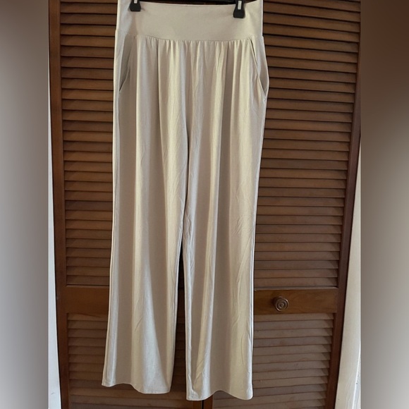 Vuori Women's Pants Lux At Ease Straight Leg Suede Color SZ M - Picture 4 of 5